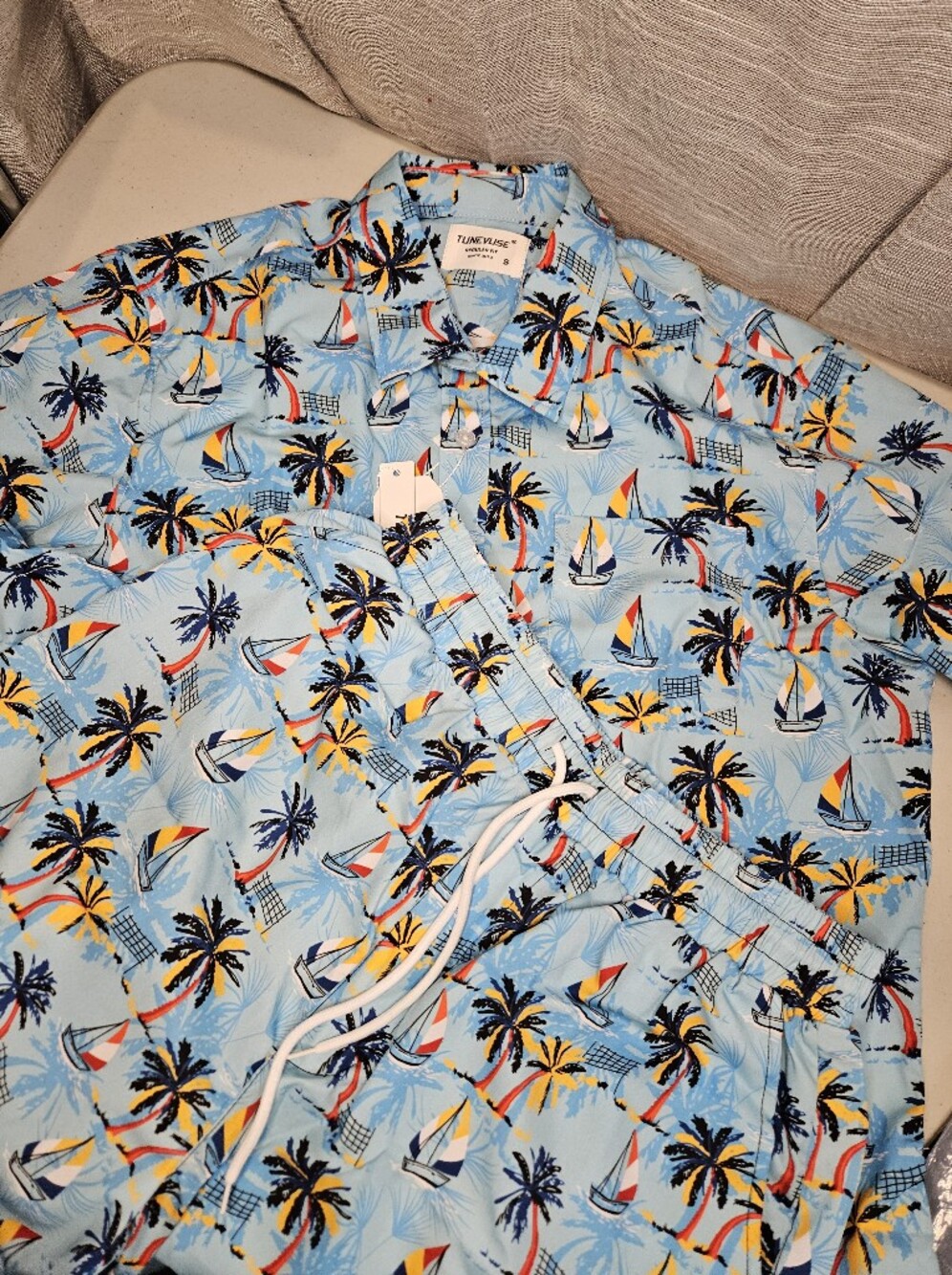 TUNEVUSE Men’s Hawaiian Shirt Short Sleeve Button Down And Shorts size Small New